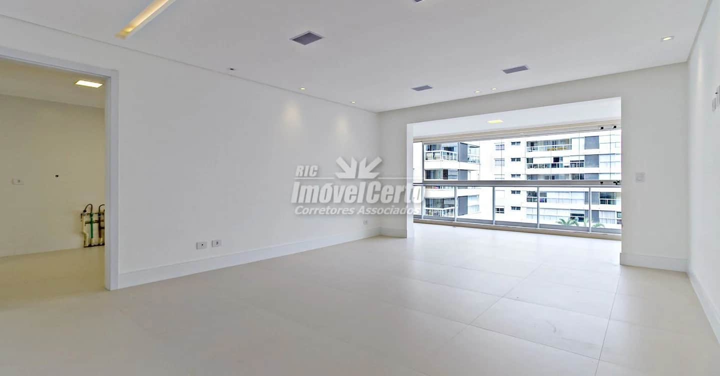 189m² Private Apartment with 3 Suites, 3 Parking Spaces and Spacious Gourmet Area in Água Verde, Cur
